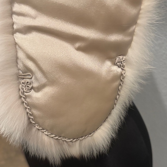 Saga Furs Elegant Beige Fur Wrap - Picture 3 of 5